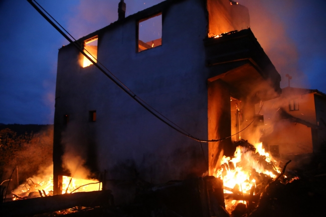 Kastamonu'da çıkan yangında 2 katlı ev ile köy konağı yandı