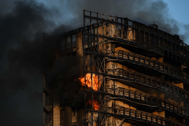 İtalya'da 15 katlı binada yangın