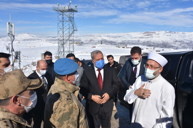 Diyanet İşleri Başkanı Erbaş'tan Namaz Dağı Üs Bölgesi'ne ziyaret