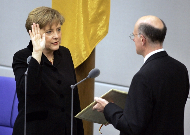 2005 yılında Almanya Şansölyesi görevini üstlenen Angela Merkel yemin töreninde. Fotoğraf: AP