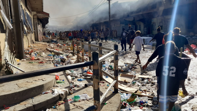 Başkent Honiara'daki Çin mahallesinden dumanlar yükselirken. 26 Kasım 2021. | Fotoğraf: AFP