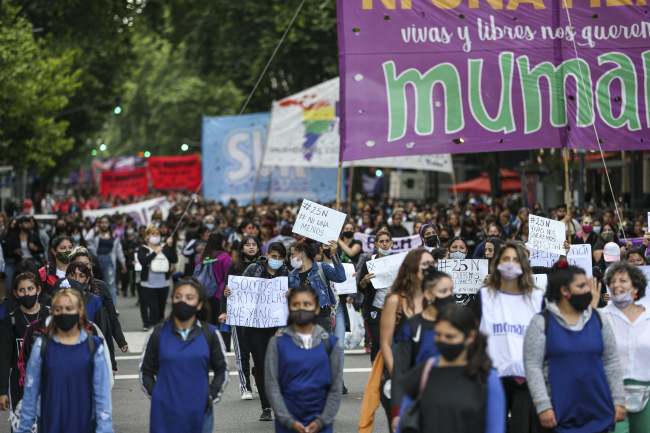 Arjantin'de binlerce kişi kadına yönelik şiddeti protesto etti