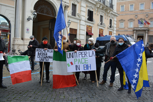 Avrupa ülkelerindeki gösterilerde "Bosna Hersek'te barış" çağrısı yapıldı