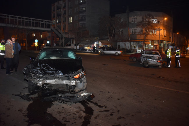 Şanlıurfa'da 3 otomobilin karıştığı kazada 4 kişi yaralandı