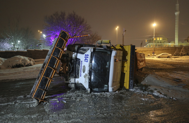 Ankara'da kar küreme ve tuzlama aracı devrildi