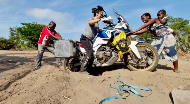 Türk akademisyen Asil Özbay motorsikletiyle tek başına Afrika'yı geziyor