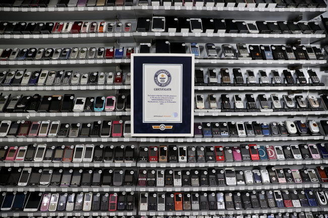 2 bin 779 telefonla Guinness Rekorlar Kitabı'na girdi