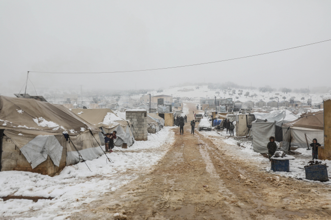 İdlib'de kar yağışı kamplarda yaşayanları olumsuz etkiledi
