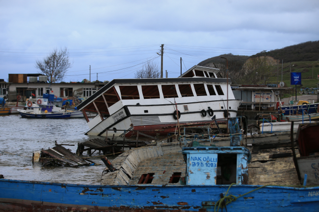 Kazandere Barajı taştı: Tekneler yan yattı, iş yerleri zarar gördü