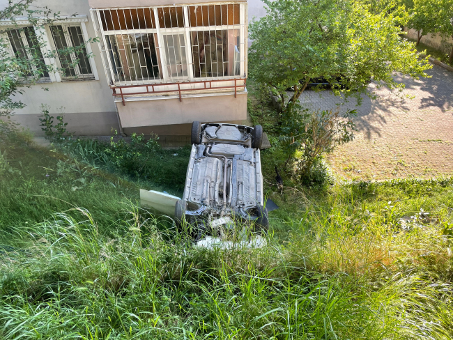 Sürücünün fren yerine gaza bastığı otomobil sitenin bahçesine düştü