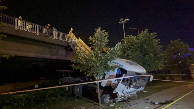 İzmir'de kamyon otomobile çarpıp köprüden düştü: 1 ölü, 5 yaralı