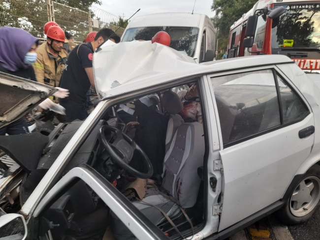 Bakırköy'de 3 araç kazaya karıştı: 4 yaralı
