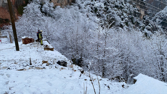 Bursa'da otomobil uçuruma devrildi: 3 yaralı