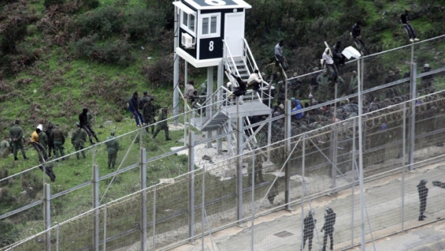 Los migrantes irregulares intentan saltar la valla hacia Septe (Europa).