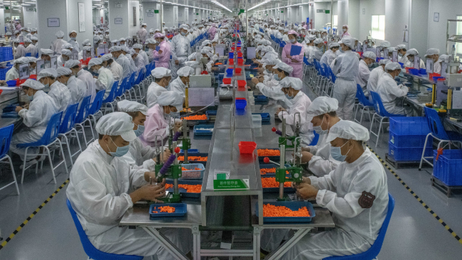 Çin çok sayıda fabrikasıyla dünyanın en önemli 'arz' merkezlerinden biri olarak öne çıkıyor.
