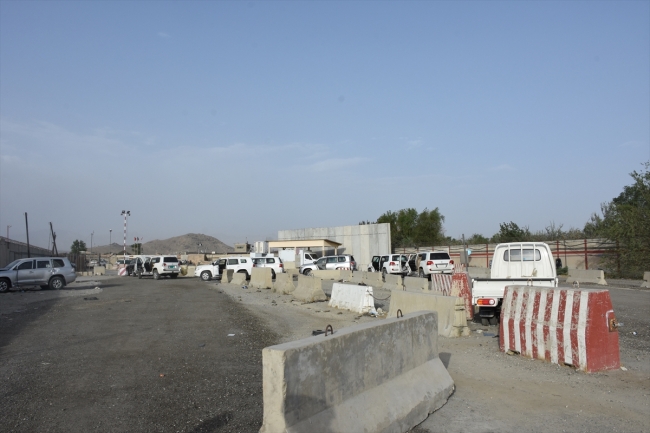 Kabil'deki tahliye izdihamında lüks araçlar hurdaya döndü