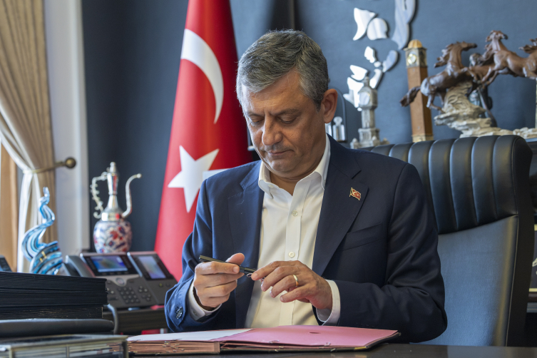 Özgür Özel ve 90 vekil CHP'den istifa etti