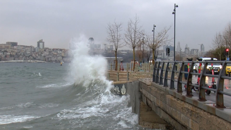 İstanbul’da şiddetli fırtına hayatı olumsuz etkiliyor