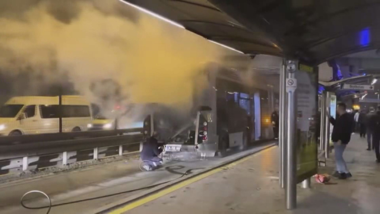 İstanbul’da metrobüs yangını