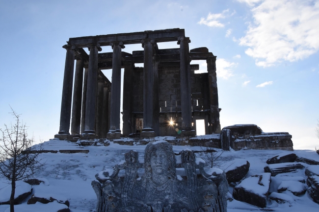 Karla kaplanan Aizanoi Antik Kenti fotoğraf severlerin ilgi odağı oldu
