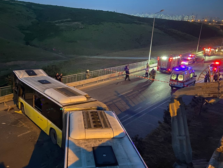 Bariyerleri aşan İETT otobüsü alt yola uçtu