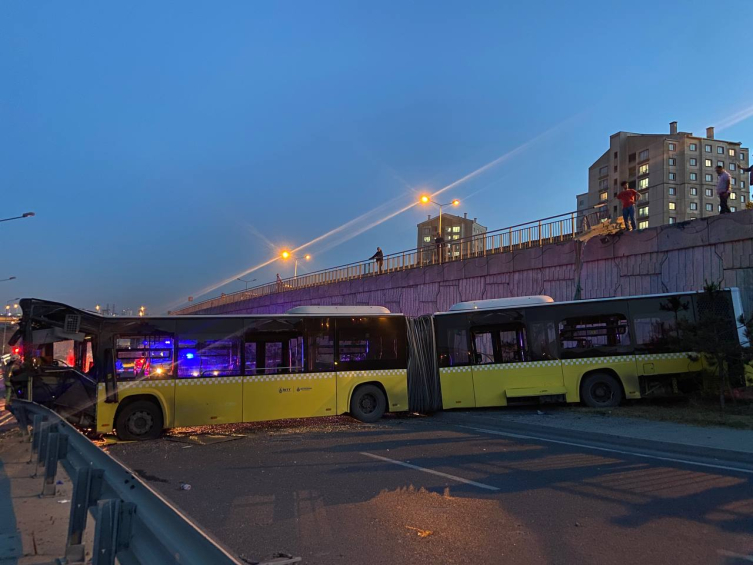 Bariyerleri aşan İETT otobüsü alt yola uçtu