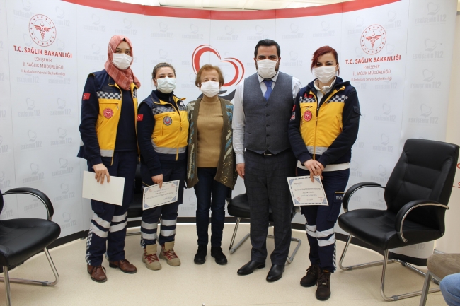 7 dakikada hastaneye yetiştirerek, hayatını kurtardılar