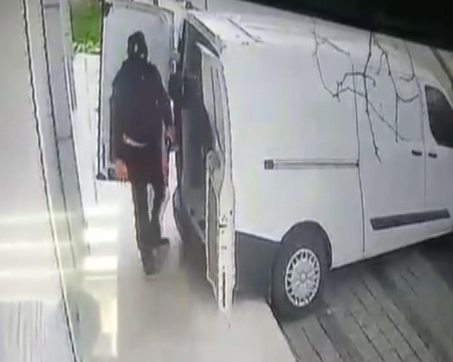 Maskeli 5 hırsız 1 ton et ve kıyafet çaldı