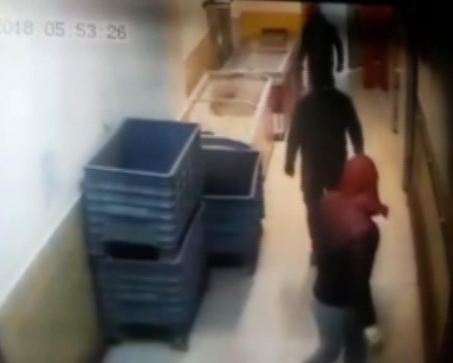 Maskeli 5 hırsız 1 ton et ve kıyafet çaldı