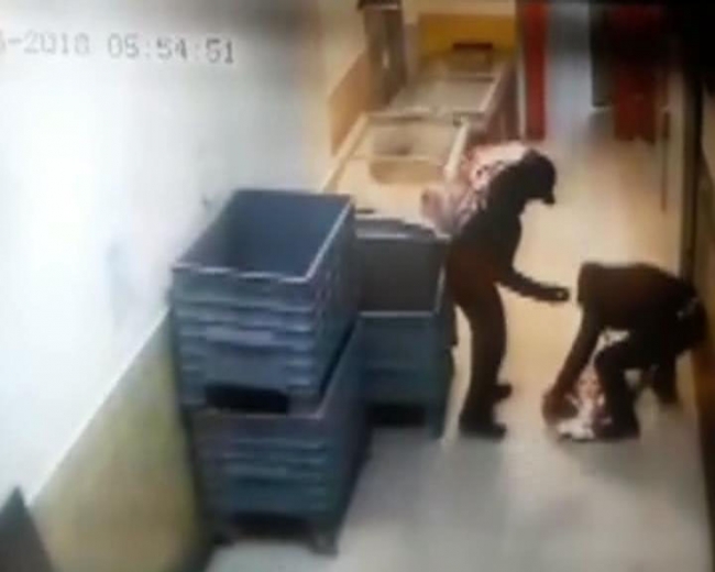 Maskeli 5 hırsız 1 ton et ve kıyafet çaldı