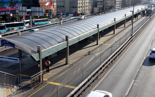 Koronavirüs nedeniyle metrobüs duraklarında boşluklar göze çarptı. Fotoğraf: DHA