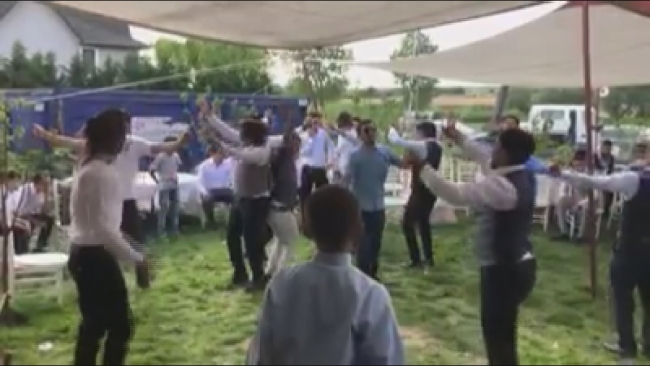 Koronavirüse aldırış etmediler, düğün yapıp eğlendiler