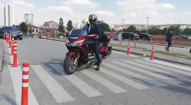 Kenan Sofuoğlu yemin törenine motosikletiyle geldi