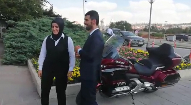 Kenan Sofuoğlu yemin törenine motosikletiyle geldi