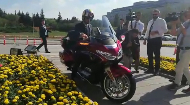Kenan Sofuoğlu yemin törenine motosikletiyle geldi