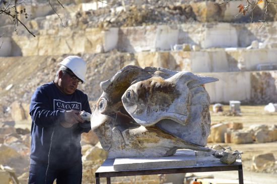 Suriyeli heykeltraş mermer ocağında sanatını sürdürüyor