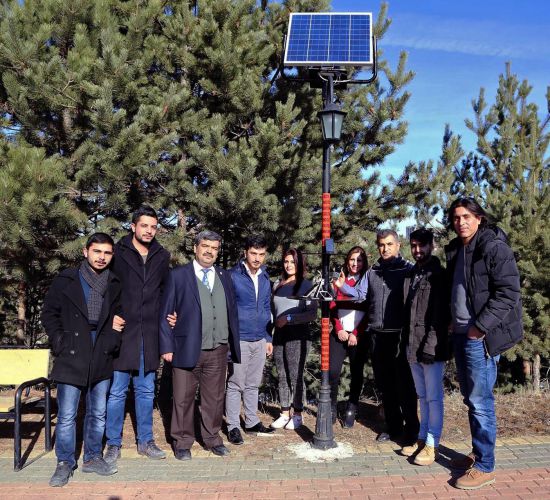Üniversite öğrencilerlerden güneş enerjili şarj istasyonu