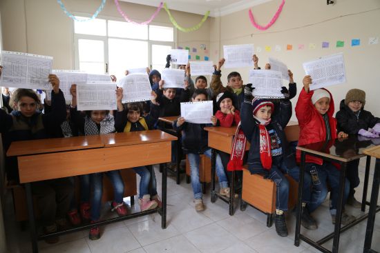 Suriyeli öğrencilerin karne sevinci