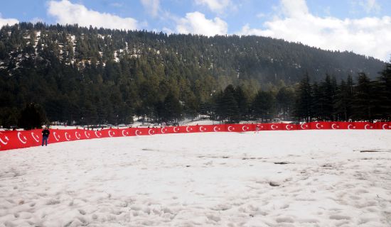 Zirvede şehitler için Türk bayrağı açtılar