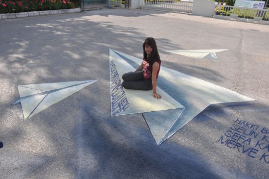 Uçan kağıt uçakları yere 3 boyutlu çizdiler