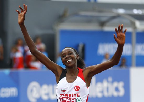Yasemin Can 10 bin metrede altın madalya kazandı