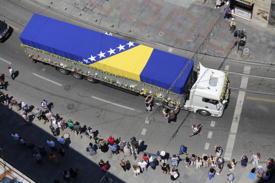 Soykırım kurbanlarının cenazeleri Saraybosna'da