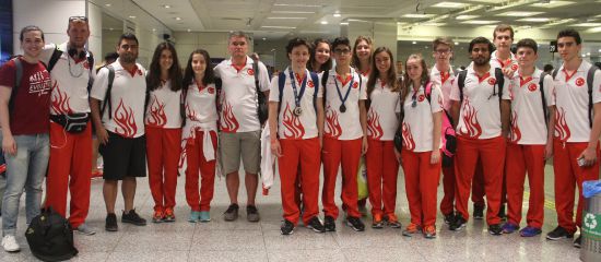 Milli sporcularımız coşkuyla karşılandı