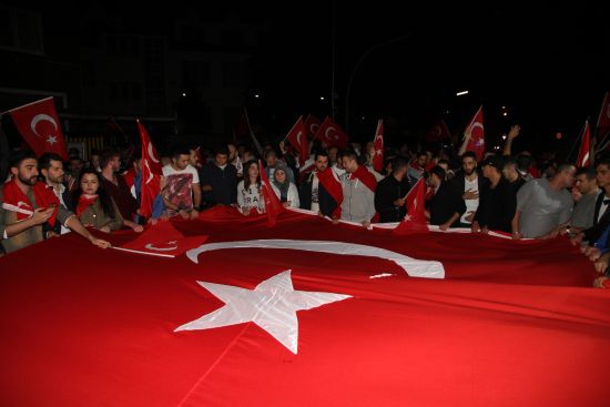 Yurt dışındaki Türklerden darbe girişimine protesto
