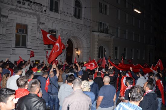 Yurt dışındaki Türklerden darbe girişimine protesto