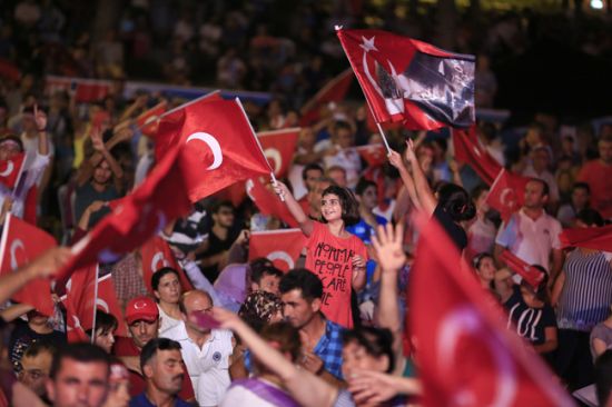 Halk FETÖ'cü darbecilere karşı meydanlarda