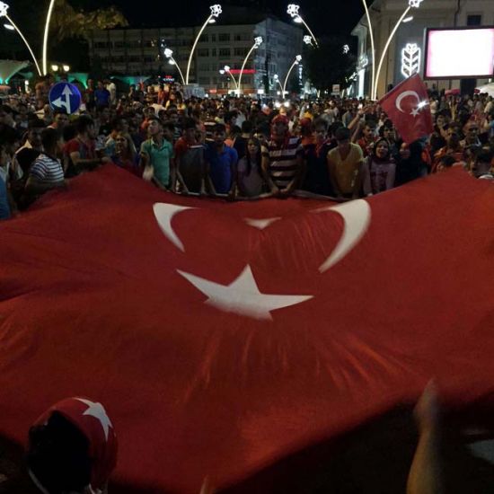 Halk FETÖ'cü darbecilere karşı meydanlarda