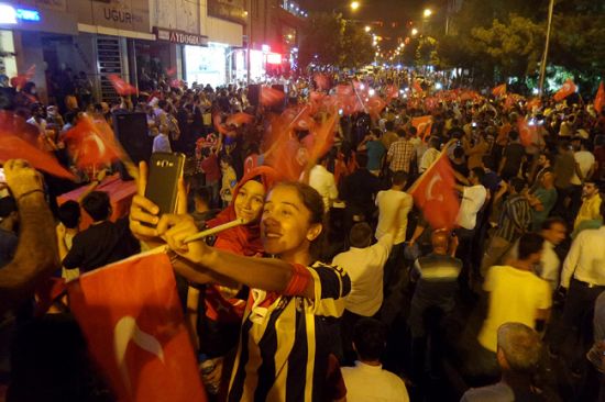 Halk FETÖ'cü darbecilere karşı meydanlarda