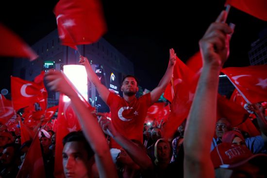 Halk FETÖ'cü darbecilere karşı meydanlarda