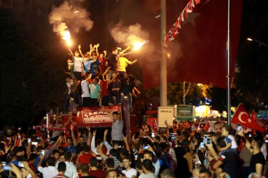 Halk FETÖ'cü darbecilere karşı meydanlarda